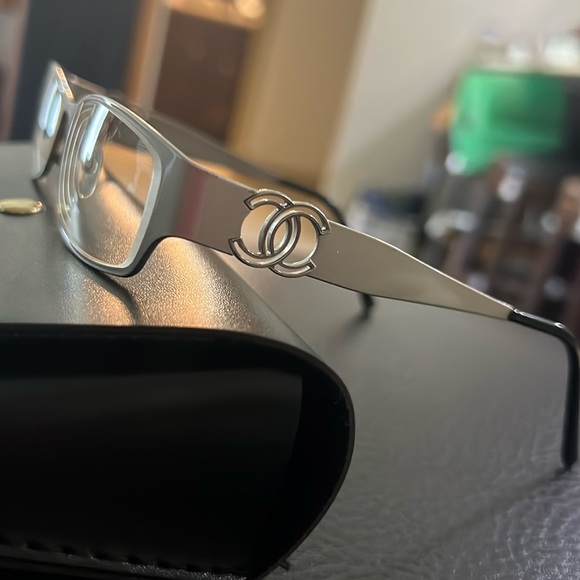 CHANEL “frames” - Picture 3 of 14